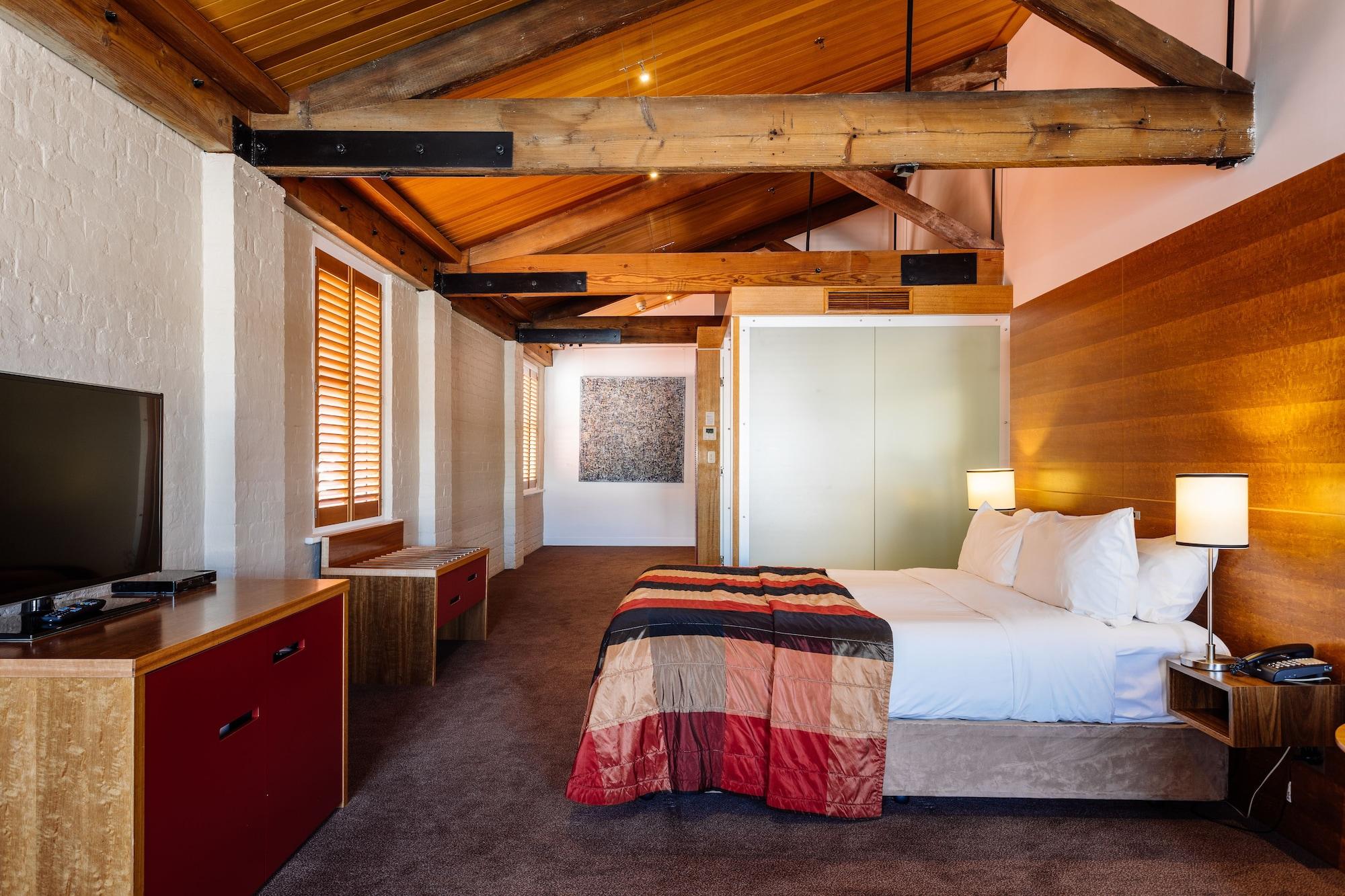 The Henry Jones Art Hotel Hobart Exterior photo A room at the Hotel Valley Ho