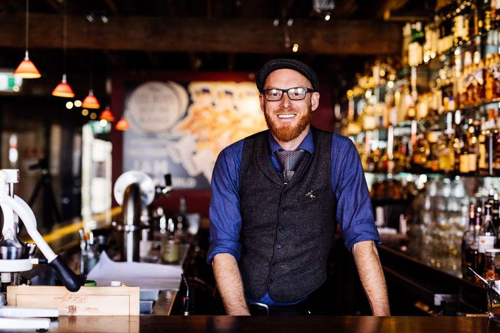 The Henry Jones Art Hotel Hobart Restaurant photo A bartender at work