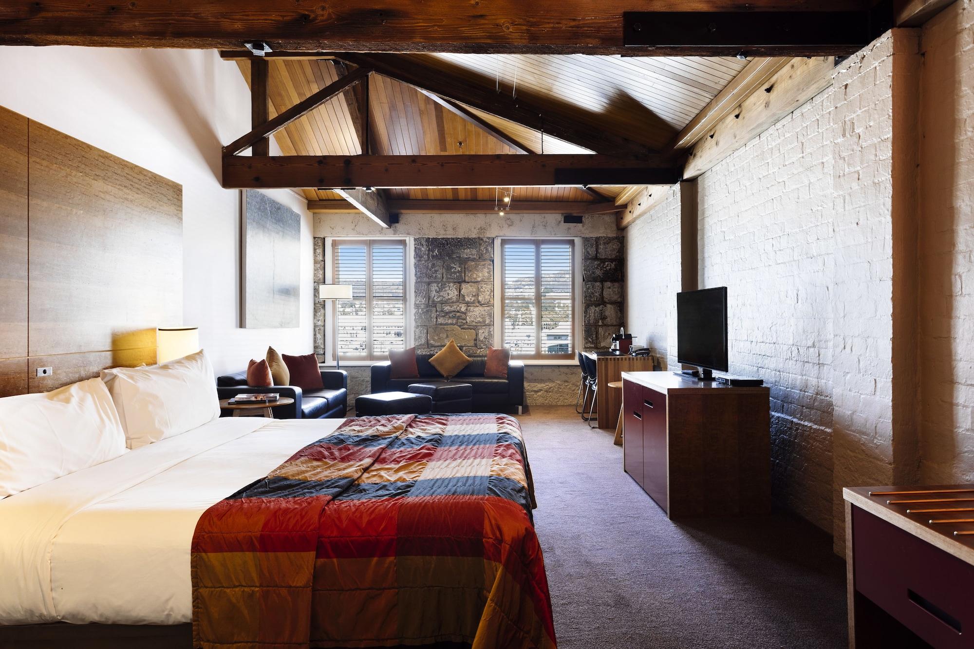 The Henry Jones Art Hotel Hobart Exterior photo A room at the Hotel