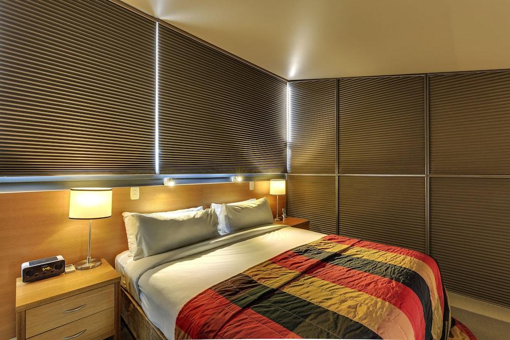 The Henry Jones Art Hotel Hobart Exterior photo Venetian blinds